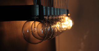 Illustration for article titled Light Bulbs Are the Best and Worst Balls For a Newton's Cradle